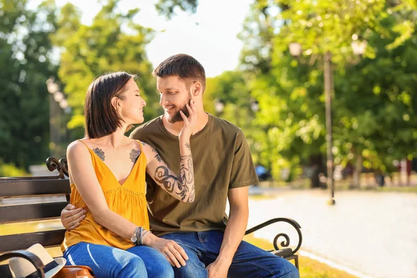 Güneşli Günde Park Dinlenme Mutlu Güzel Çift — Stok fotoğraf