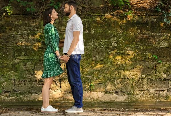 Feliz Pareja Encantadora Caminando Día Soleado Aire Libre — Foto de Stock