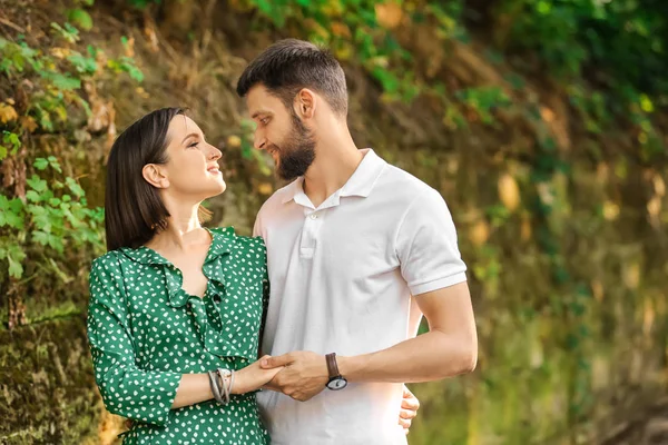 Mutlu Güzel Çift Üzerinde Yaz Gün Açık Havada Yürüyüş — Stok fotoğraf