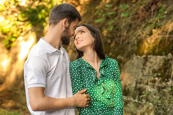 Mutlu Güzel Çift Üzerinde Güneşli Gün Açık Havada Yürüyüş — Stok fotoğraf