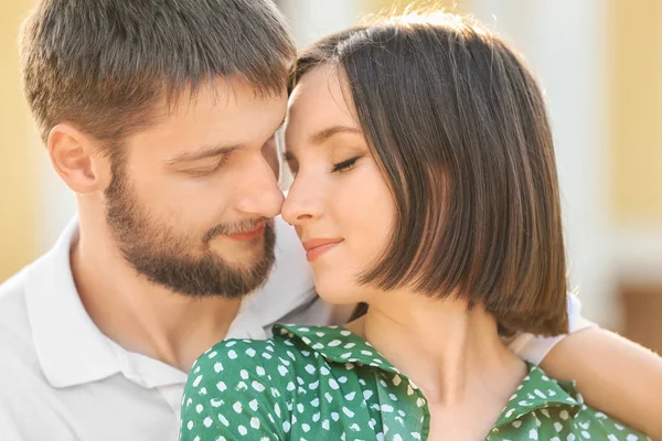 Yaz Günü Açık Havada Üzerinde Mutlu Güzel Çift — Stok fotoğraf