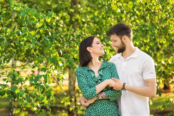 Güneşli günde Park'ta dinlenme mutlu güzel çift
