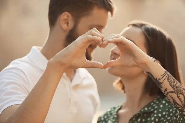 Feliz Pareja Encantadora Haciendo Corazón Con Sus Manos Aire Libre —  Fotos de Stock