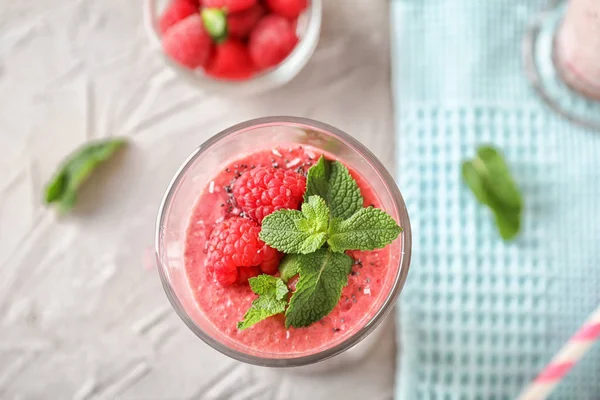 Vidro Com Batido Framboesa Saboroso Mesa Leve — Fotografia de Stock