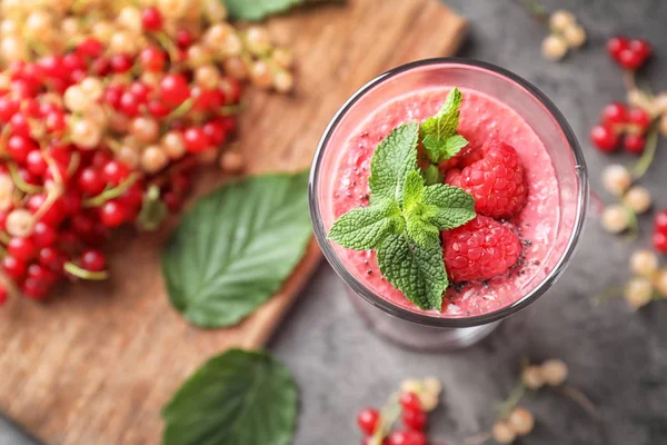 Gri masada lezzetli ahududu güler yüzlü camla