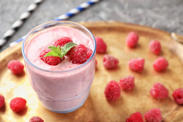 Verre Avec Smoothie Aux Framboises Savoureux Sur Table Gros Plan — Photo