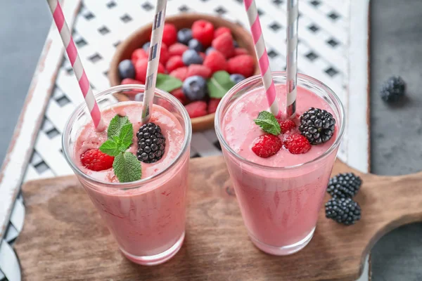 Lunettes Avec Smoothie Aux Framboises Savoureux Sur Table — Photo