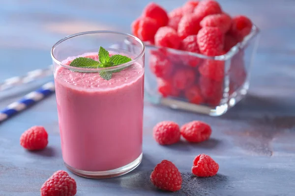 Glas Mit Leckerem Himbeer Smoothie Auf Holztisch — Stockfoto