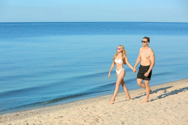 Happy Young Couple Walking Sea Beach — Stock Photo, Image