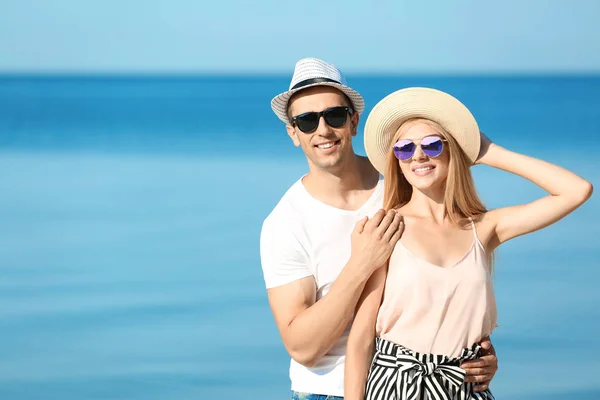 夏の日の海に近い幸せな若いカップル — ストック写真