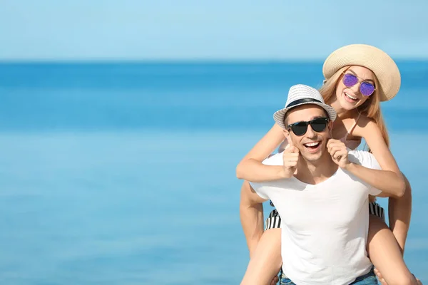 夏の日の海に近い幸せな若いカップル — ストック写真