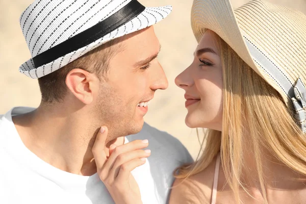 Feliz Pareja Joven Descansando Playa Del Mar — Foto de Stock