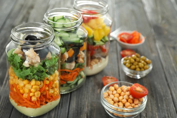 Ahşap masa üzerinde mason kavanoz lezzetli sebze salatalar