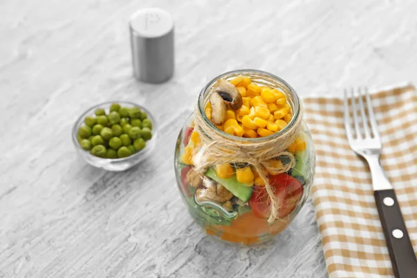 Deliciosa Ensalada Verduras Tarro Albañil Sobre Mesa Madera — Foto de Stock