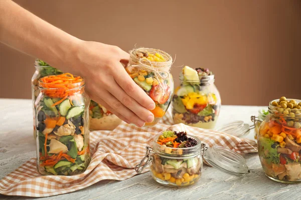 Mason kavanoza lezzetli sebze salatası ile çekici kadın