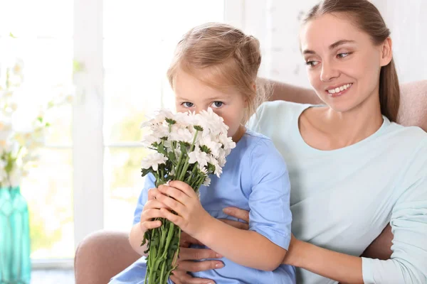 Portrait Cute Little Girl Her Mother Beautiful Flowers Home — Stock Photo, Image