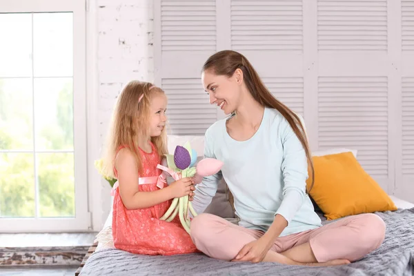 Linda Niña Felicitando Madre Con Día Madre Casa — Foto de Stock