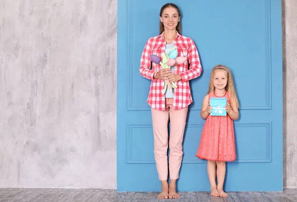 Linda Niña Mamá Con Regalos Para Día Madre Cerca Pared — Foto de Stock