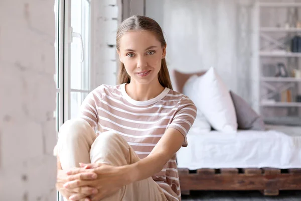 Giovane Bella Donna Casa — Foto Stock