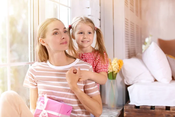 Retrato Linda Niña Madre Con Caja Regalo Casa — Foto de Stock