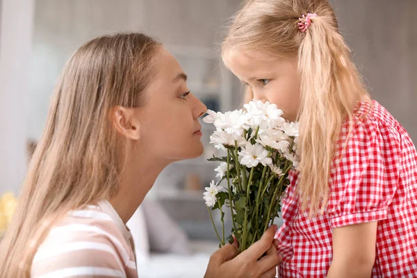 Милая Маленькая Девочка Мать Нюхают Цветы Дома — стоковое фото