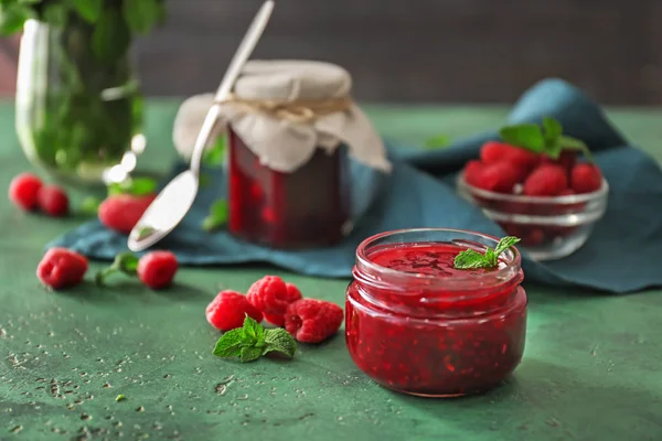 Стеклянная Банка Вкусным Малиновым Джемом Столе — стоковое фото