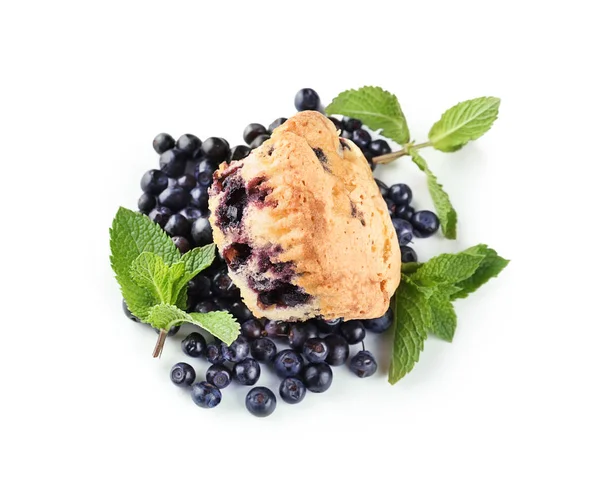 Leckeres Muffin Mit Blaubeeren Auf Weißem Hintergrund — Stockfoto