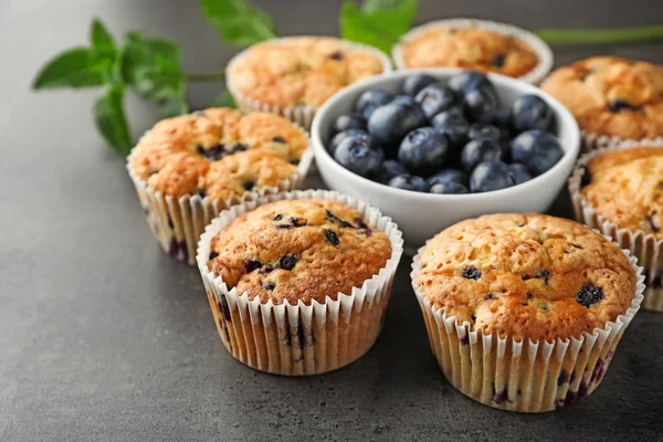 Lezzetli Blueberry Muffins Tablo Closeup Taze Çilek Ile Kase — Stok fotoğraf
