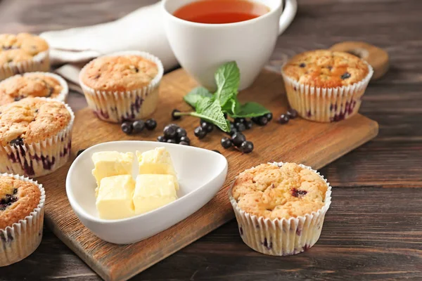 Muffins Mirtilo Saborosos Com Manteiga Mesa — Fotografia de Stock