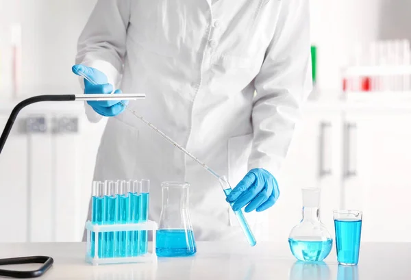 科学家滴彩色液体进入试管实验室 — 图库照片