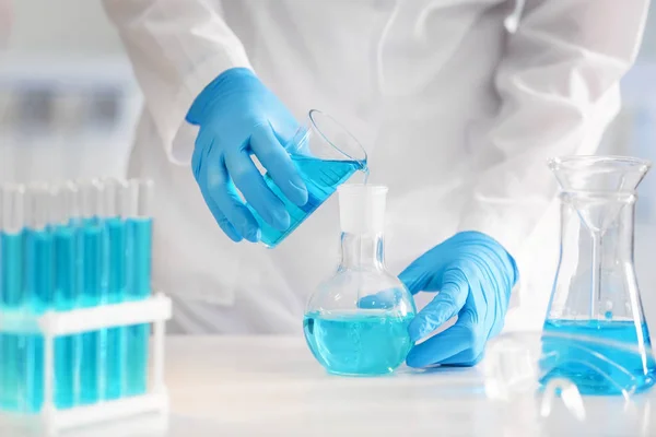 Cientista Derramando Líquido Cor Frasco Laboratório — Fotografia de Stock