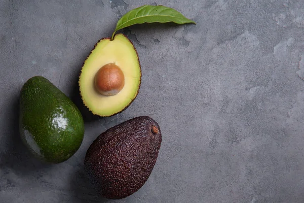 Ripe Avocados Grey Textured Background — Stock Photo, Image