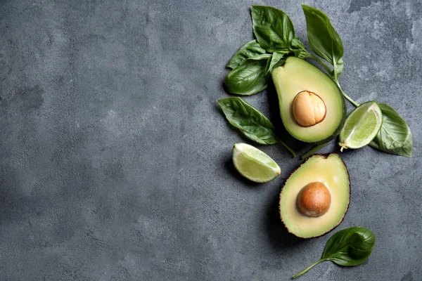 Samenstelling Met Verse Rijpe Avocado Grijs Gestructureerde Achtergrond — Stockfoto