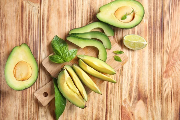Ahşap masa üzerinde taze doğranmış avokado ile kompozisyon