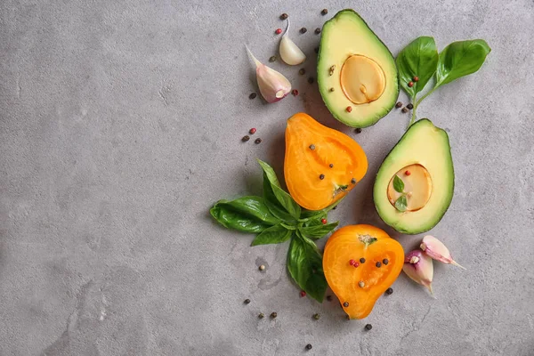 Samenstelling Met Verse Rijpe Avocado Tomaten Grijs Gestructureerde Achtergrond — Stockfoto