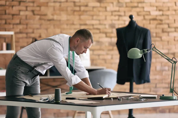 Jeune Tailleur Travaillant Avec Des Motifs Couture Atelier — Photo