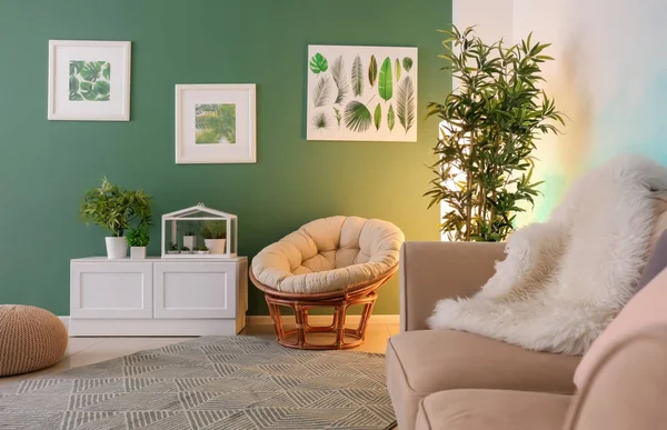 Interior Modern Ruang Tamu Dengan Kursi Berlengan Nyaman Dan Sofa — Stok Foto