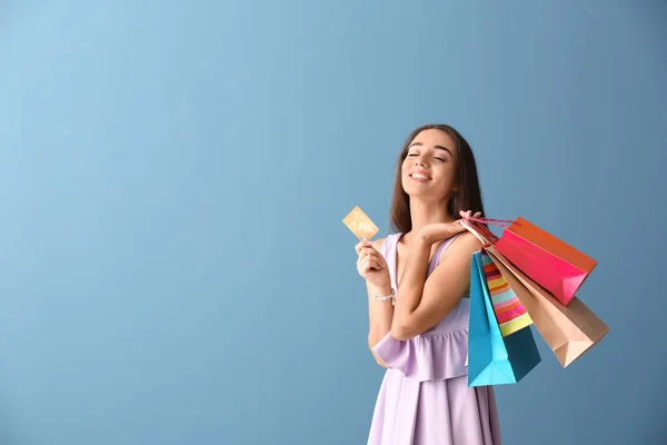 Mulher Bonita Com Sacos Compras Cartão Crédito Sobre Fundo Cor — Fotografia de Stock