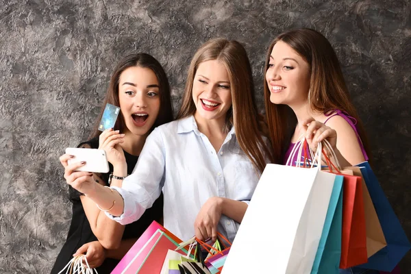 Jonge Vrouwen Met Boodschappentassen Selfie Nemen Grijs Gestructureerde Achtergrond — Stockfoto