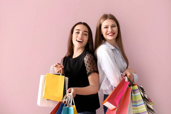Mooie Jonge Vrouwen Met Boodschappentassen Kleur Achtergrond — Stockfoto