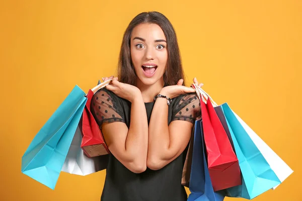 Enthousiast Jonge Vrouw Met Boodschappentassen Kleur Achtergrond — Stockfoto