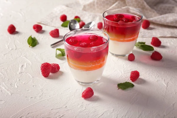 Jalea Dulce Con Frambuesas Vasos Mesa —  Fotos de Stock