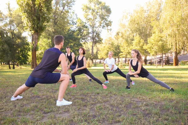 Grupo Jóvenes Deportistas Haciendo Ejercicio Aire Libre — Foto de Stock