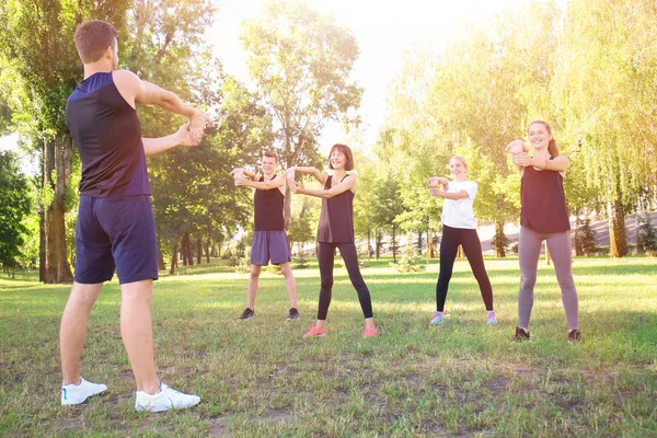 Groep Sportieve Jonge Mensen Die Zich Uitstrekt Buiten — Stockfoto