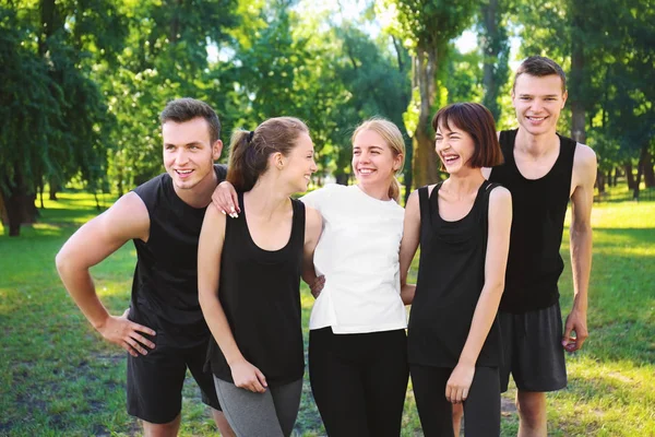 Groep Jonge Sportieve Mensen Buiten — Stockfoto