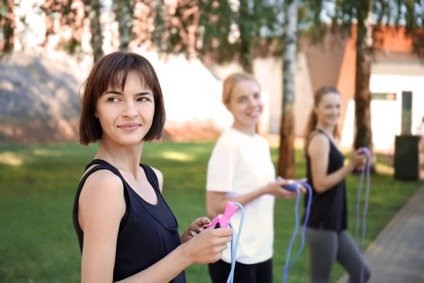 Groep Jonge Sportieve Mensen Met Springkoorden Buitenshuis — Stockfoto