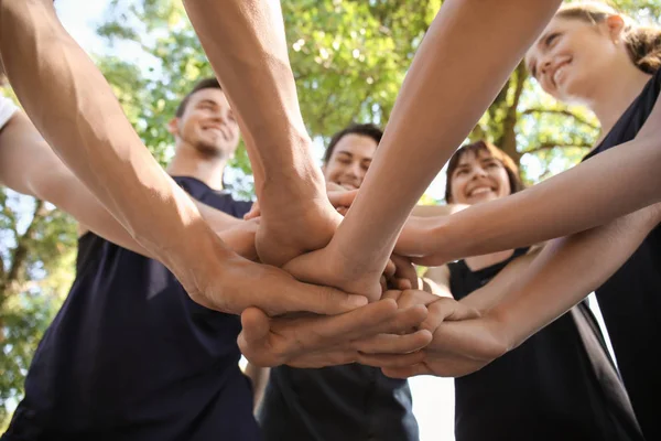 Grupo Jóvenes Poniendo Las Manos Juntas Aire Libre — Foto de Stock