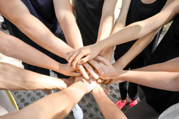 Группа Молодых Спортсменов Поднимает Руки Открытом Воздухе — стоковое фото