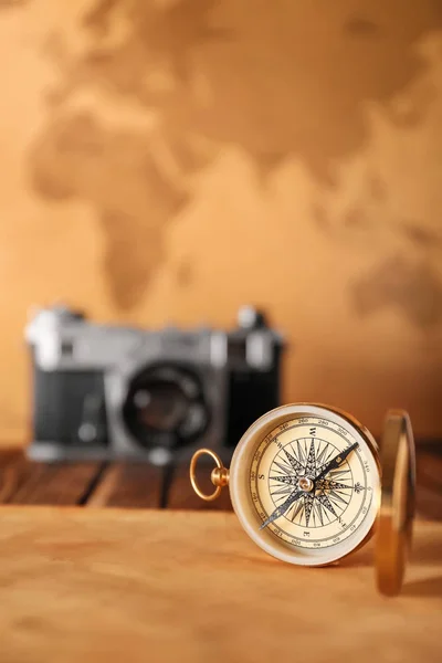 Vintage Kompas Met Vel Papier Tafel Tegen Onscherpe Achtergrond — Stockfoto