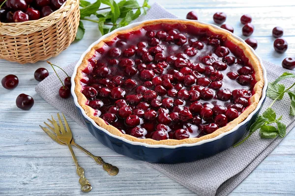 Välsmakande Hemlagad Körsbärspaj Vitt Trä Bord — Stockfoto